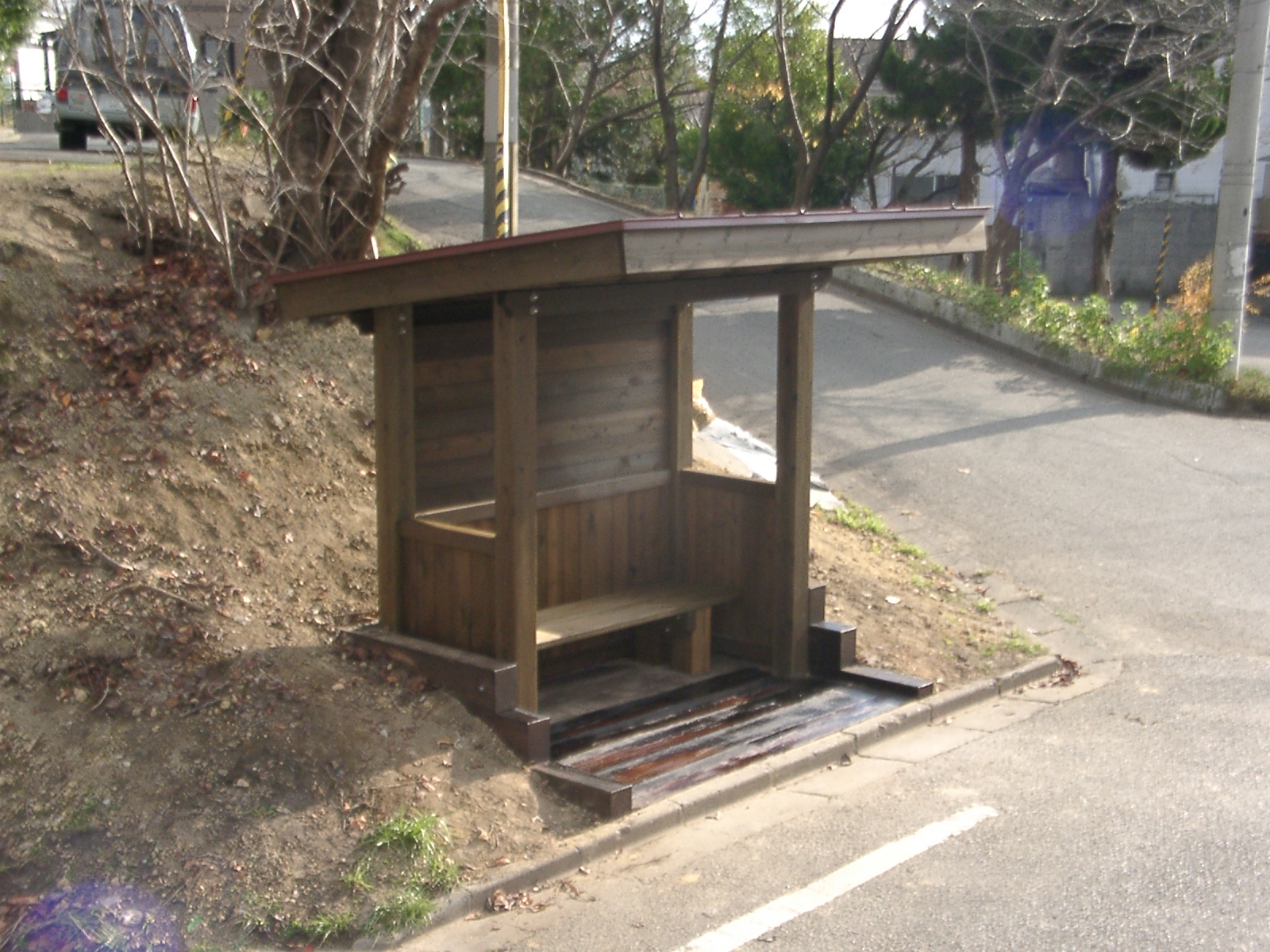 木製バス停留所　美原